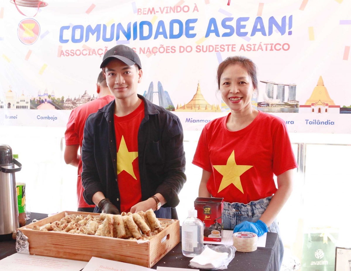 Local diners have opportunities to taste Vietnamese dishes such as fried spring rolls, banana cakes, coffee and iced tea.