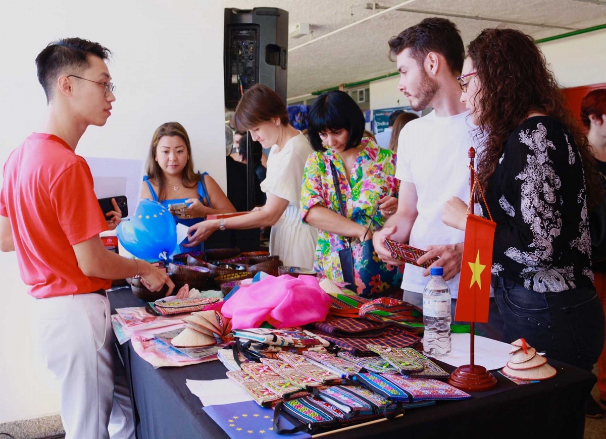 At the Vietnamese booth, visitors prefer to choose unique handicraft products created by Vietnamese craftsmen such as embroidered Non La (palm-leaf conical hat), and silk scarves.