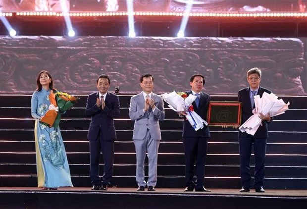 Officials of Ninh Thuan and neighbouring Binh Thuan province (first and second from right) receive the UNESCO certificate for the art of pottery making of Cham people.