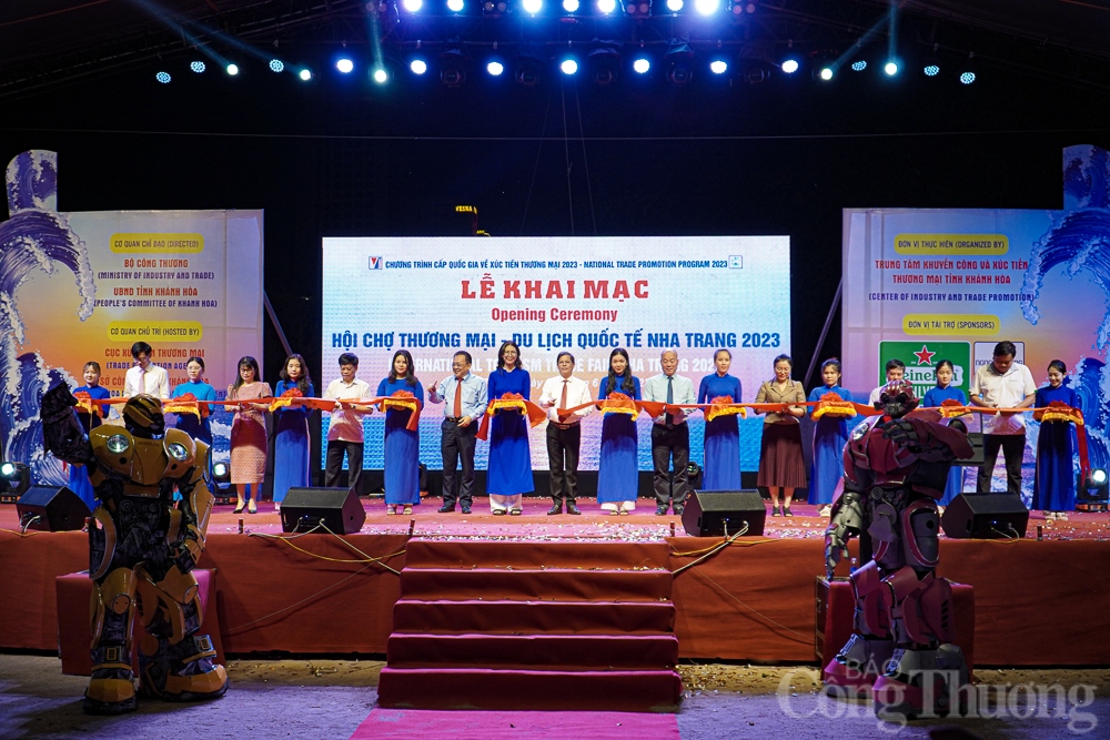 Delegates cut the ribbons to kick off the Nha Trang International Trade - Tourism Fair (Photo: congthuong.vn)