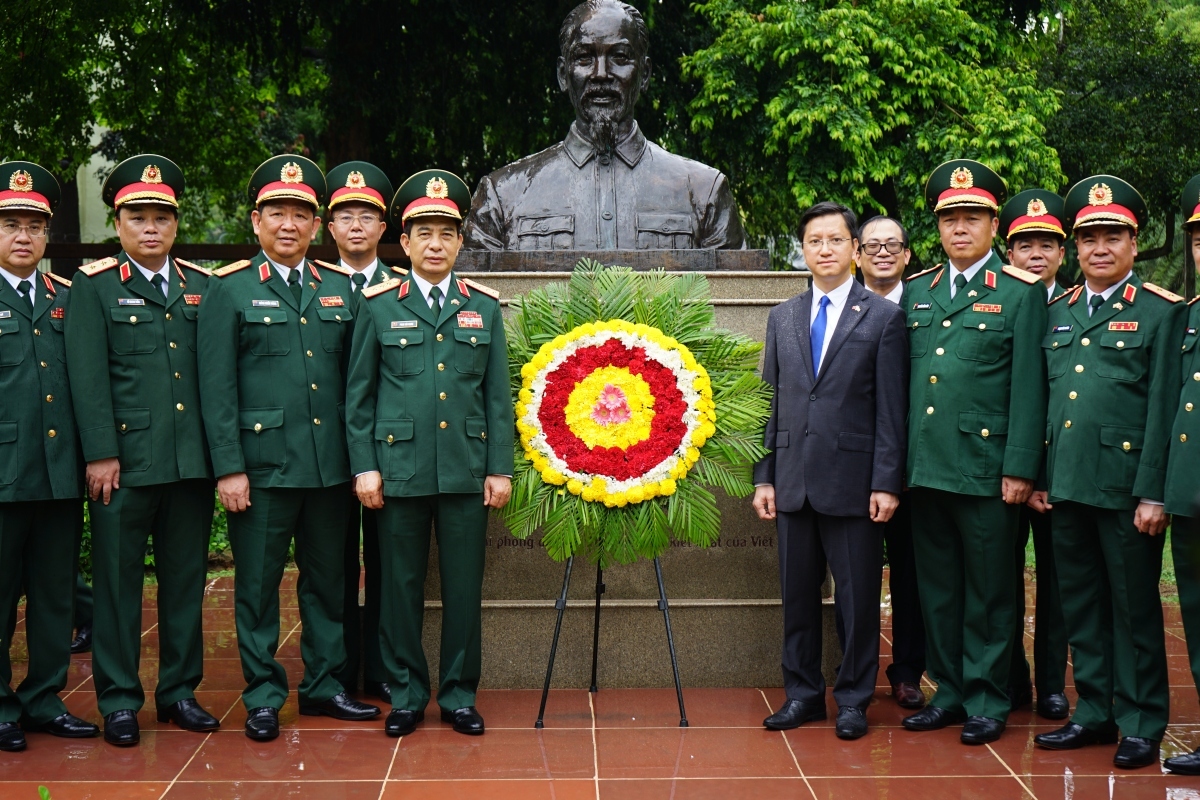 The Vietnamese defence delegation lays a wreath at the President Ho Chi Minh Monument in New Delhi