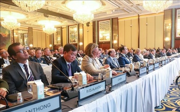 Deputy Minister of National Defence Sen. Lieut. Gen. Hoang Xuan Chien (second from left) attends the event. (Photo: VNA)