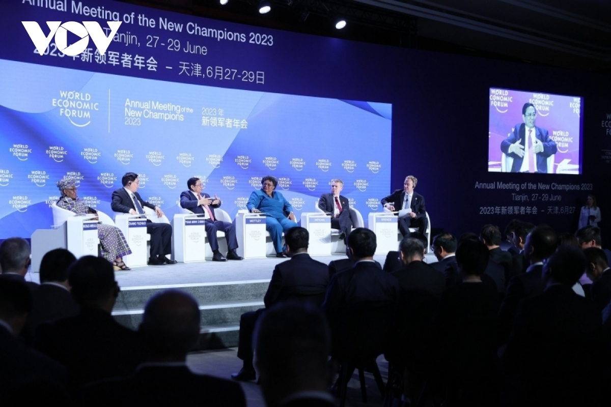Foreign leaders and businesss executives attend the first session of the Tianjin meeting on June 27.