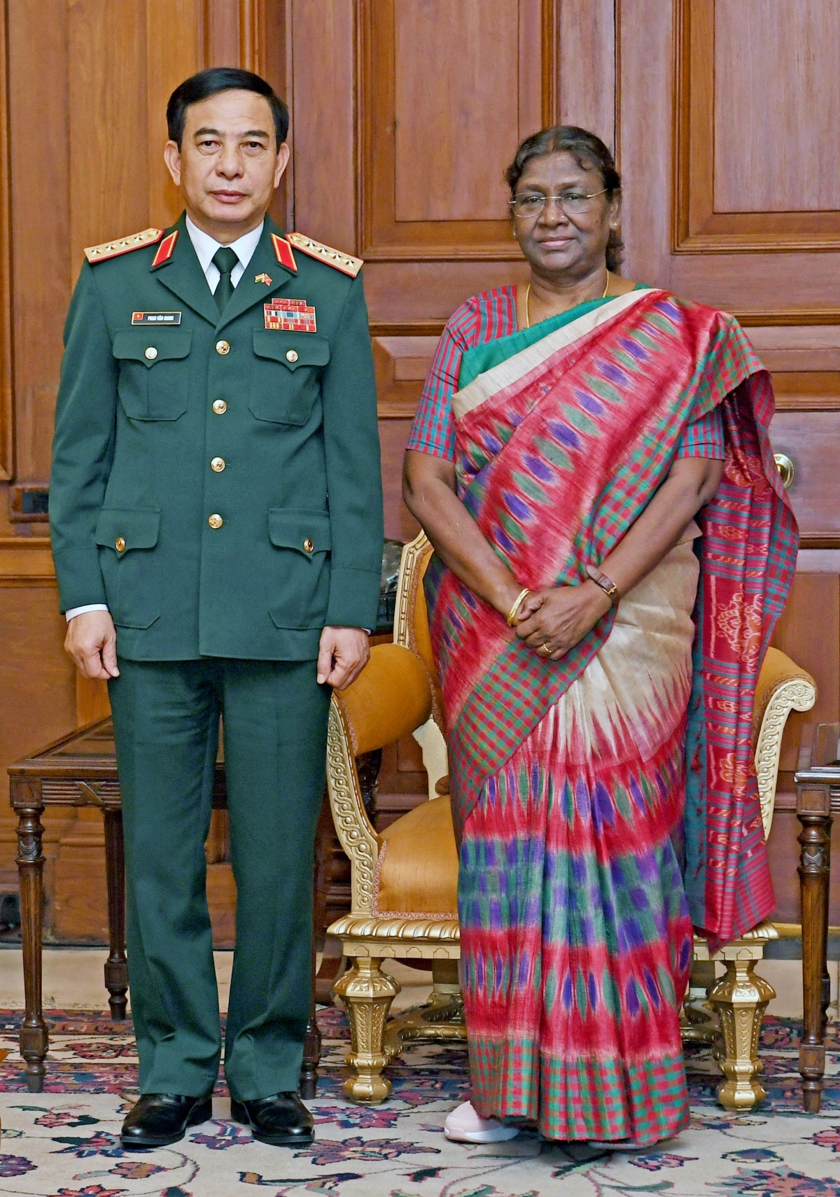 Minister of National Defence General Phan Van Giang (L) and Indian President Droupali Murmu.