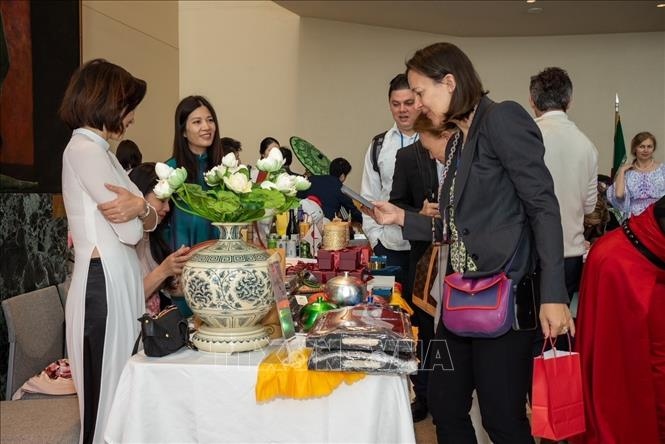 Visitors show their keen interest in Vietnamese handicraft products (Photo: VNA)