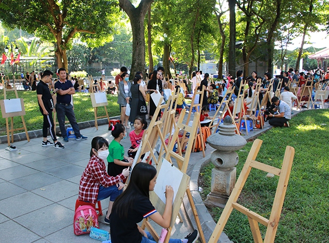 A painting contest for Vietnamese and foreign children around Hoan Kiem (Returned Sword) lake last year. (Photo: Toquoc.vn)