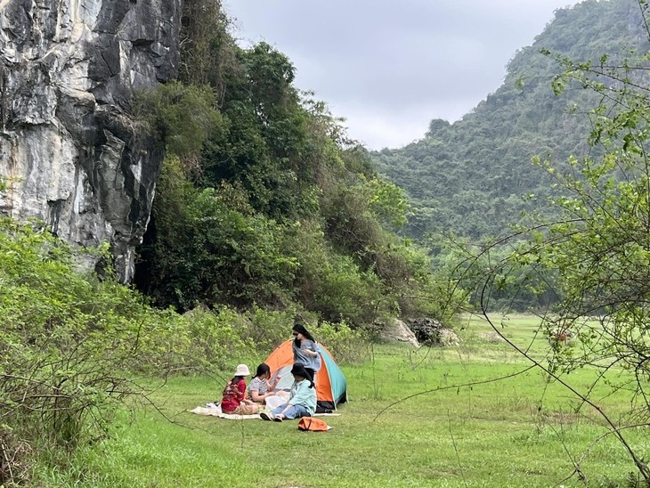 People camp in Cat Ba National Park (Photo: Le Phuong)