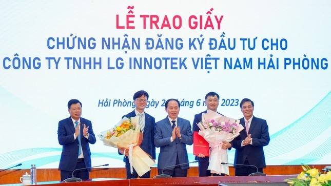 An overview of the conference to grant investment registration certificate to LG Innotek (Photo: tienphong.vn)