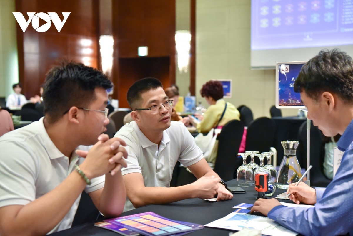 Korea MICE Roadshow in Hanoi on June 6 has gathered 24 travel agencies from the RoK, as well as more than 150 tour operators in Vietnam.