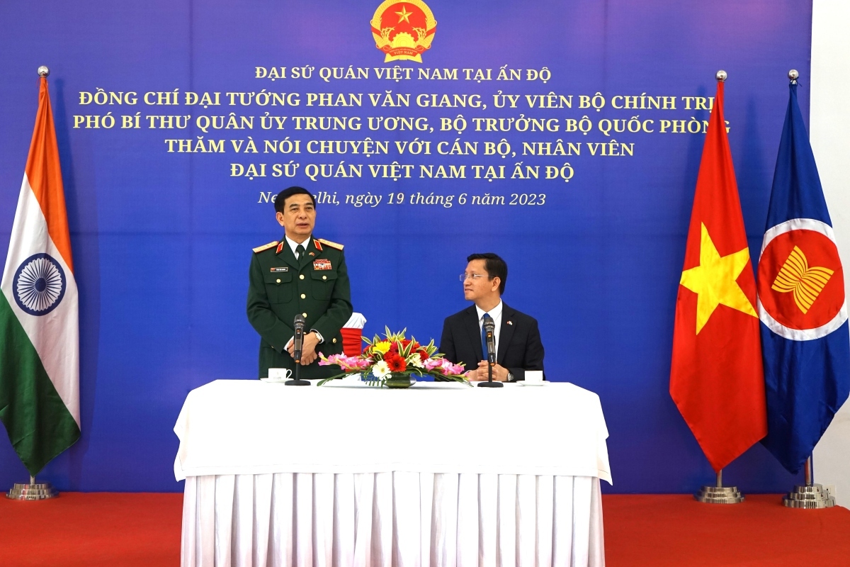 Minister of National Defence General Phan Van Giang talks with officials and employees of the Vietnamese Embassy in India