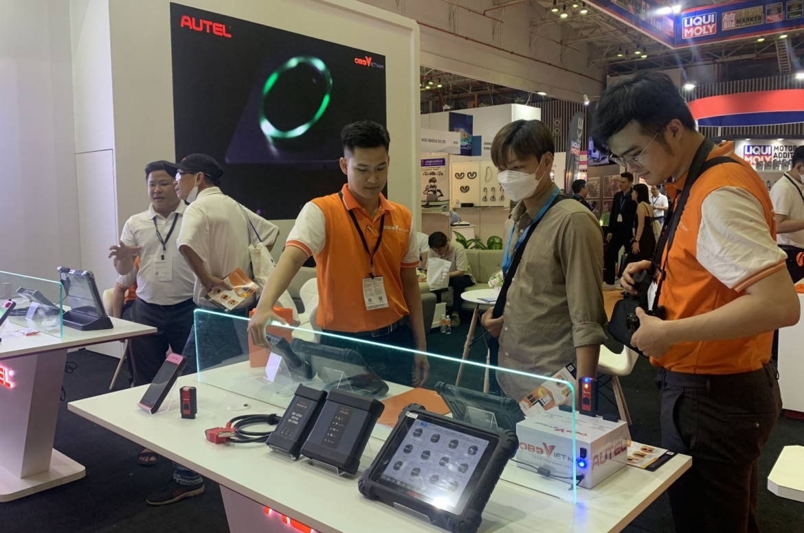 Visitors to Automechanika HCM City (Photo: baotintuc.vn)