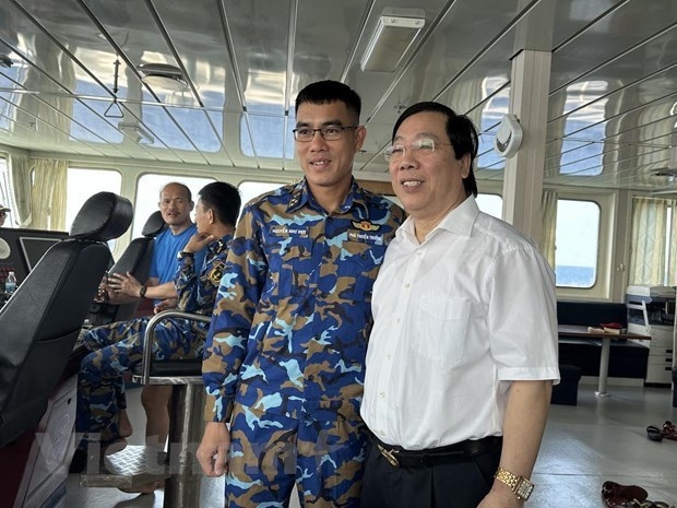 Former Deputy Foreign Minister and former head of the State Committee for Overseas Vietnamese Affairs, Ambassador Nguyen Thanh Son (R) and a soldier in Truong Sa