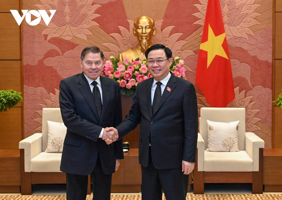 National Assembly Chairman Vuong Dinh Hue (L) receives Chief Justice of Russia Lebedev Vyacheslav Mikhailovich.