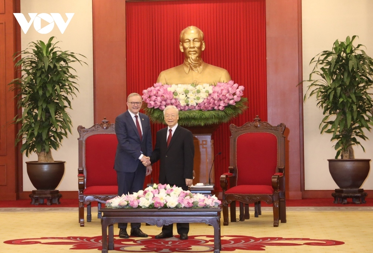  General Secretary Nguyen Phu Trong (R) welcomes Australian Prime Minister Anthony Albanese.