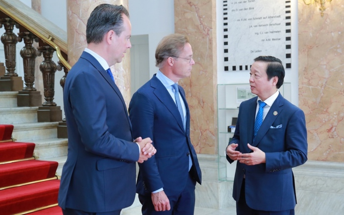 Deputy PM Ha meets with Prince Jaime de Bourbon de Parme, Climate Envoy of the Netherlands