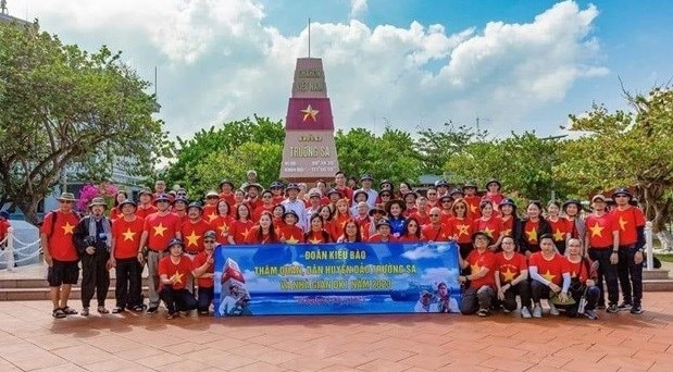Overseas Vietnamese pose for a group photo in Truong Sa