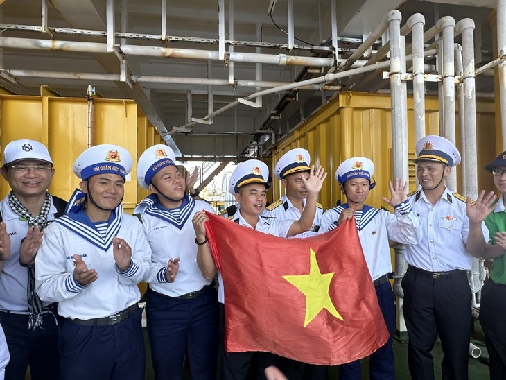Soldiers on An Bang island. (Photo: Thu Lan)