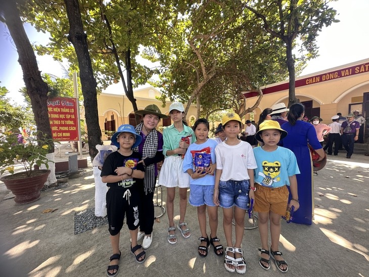 Dao Thi Hong Hanh, a member of the Ho Chi Minh City People’s Council, and children on Sinh Ton island