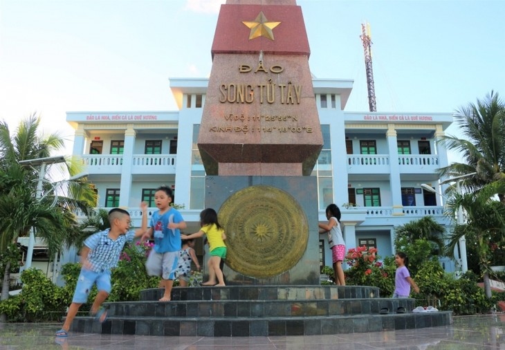 Children on Song Tu Tay island. (Photo: Thu Lan)