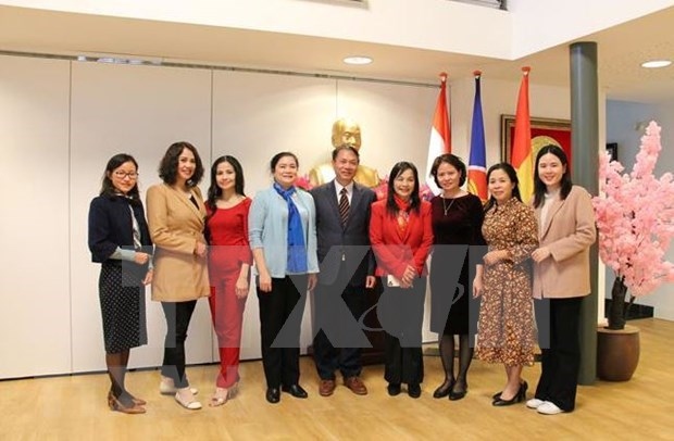 Vietnamese Ambassador to the Netherlands Pham Viet Anh and delegations of the Vietnam Women's Union and the Vietnamese Women's Association in the Netherlands