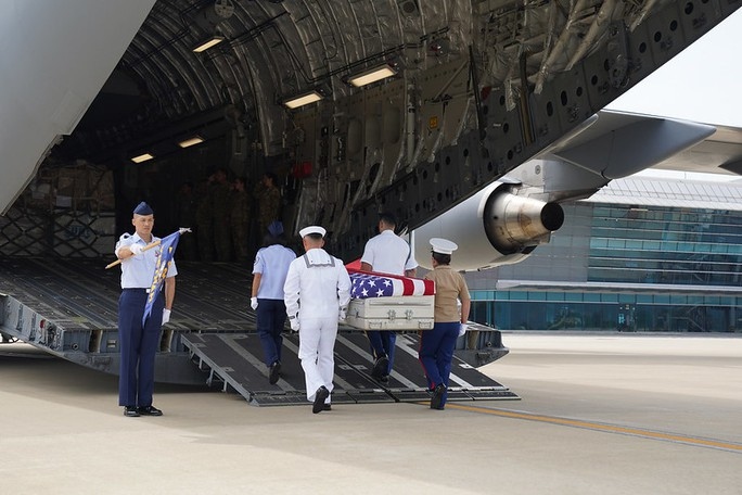 A ceremony to repatriate American servicemen’s remains takes place at Da Nang International Airport on June 27. (Photo courtesy of the US Embassy in Vietnam)