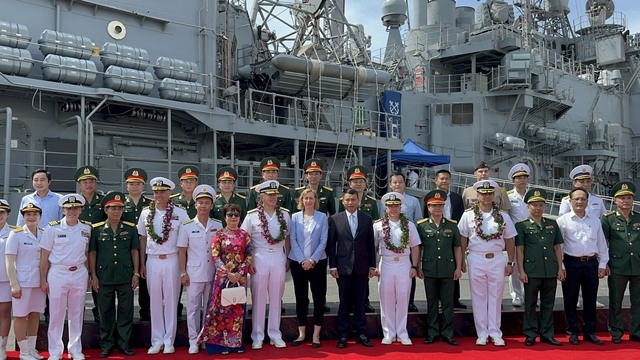 US commanders and the crew of USS Ronald Reagan, USS Antietam (CG 54) and USS Robert Smalls (CG 62), are welcomed at Tien Sa port of Da q Nang City, on an goodwill visit to Vietnam. (Photo: thanhnien.vn)