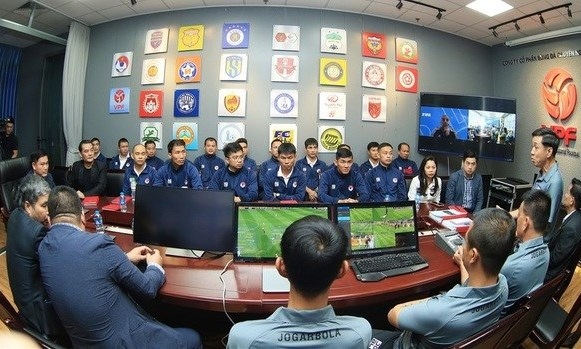 A VAR course draws the attendance of 18 referees and assistant referees at V.League. Photo by VFF