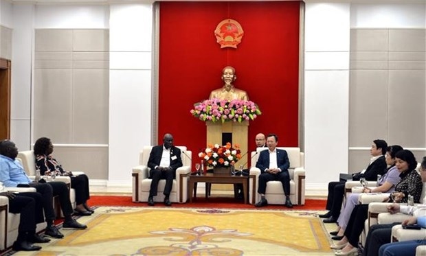 At the meeting between National Assembly Vice President Diawara Mamadou and Acting Chairman of the Quang Ninh People's Committee Cao Tuong Huy (R)