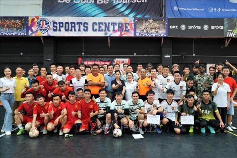 A men’s futsal tournament is held in the Malaysian state of Selangor on June 18. (Photo: VNA)