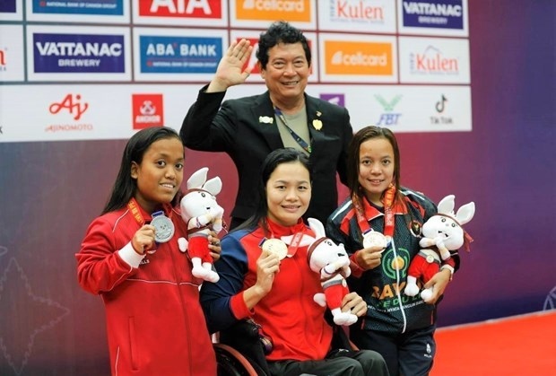 Trinh Thi Bich Nhu (centre) has the highest achievement in swimming at the Games with a total of five gold medals and three new records.