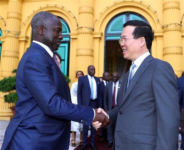 President Vo Van Thuong (R) and President of Côte d’Ivoire’s National Assembly Adama Bictogo (Photo: VNA)