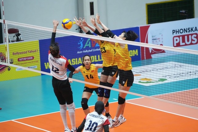 Vietnam defeat Uzbekistan to win their second match at the 2023 Asian Volleyball Confederation (AVC) Challenge Cup. (Photo: Tienphong.vn)