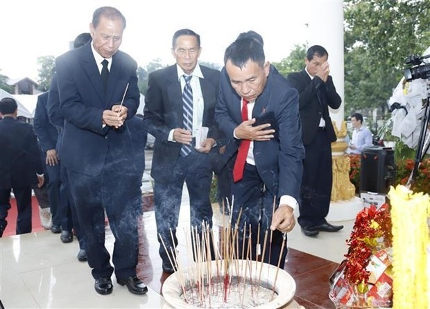 Leaders from Thoulakhom district offer incense at Laos-Vietnam Combat Alliance Monument