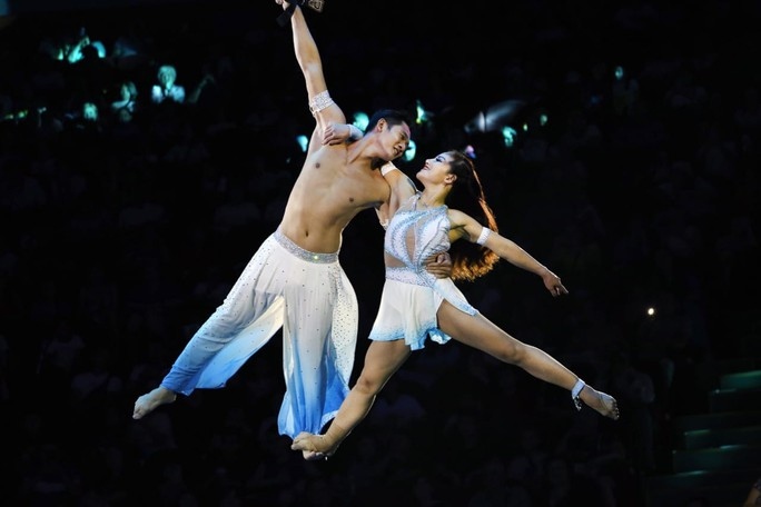 Unique circus act titled Khoanh Khac Tinh Yeu (Moment of love) is performed by Vietnamese artists Hien Phuoc and Thanh Hoa