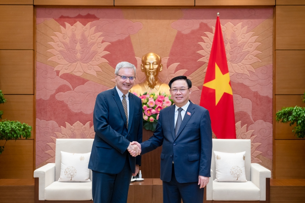 National Assembly Chairman Vuong Dinh Hue (R) welcomes French Ambassador Nicolas Warnery