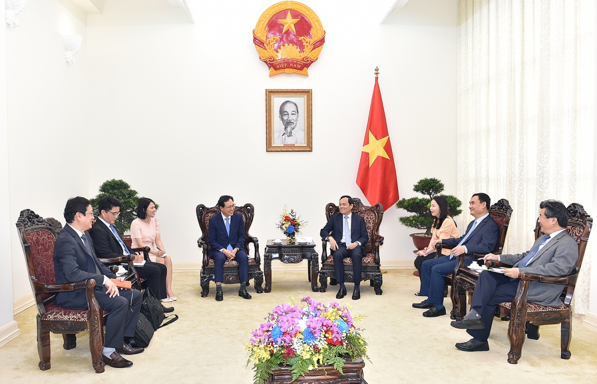 Deputy Prime Minister Tran Luu Quang receives Samsung Vietnam CEO Choi Joo Ho in Hanoi on July 21. (Photo: VGP)