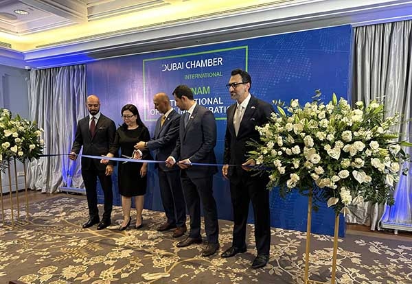 Delegates cut the ribbons to launch a UAE representative office in Ho Chi Minh City (Photo: baodautu.vn)