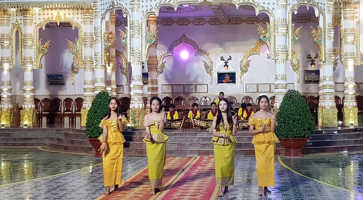 Khmer women dance Rom Vong. (Photo: Ngoc Anh)
