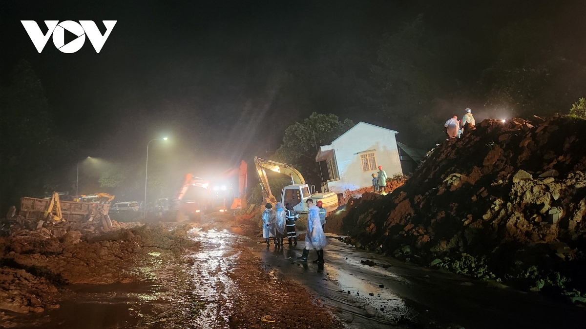 Tonnes of rocks and soil on top of the hill suddenly fell down on a traffic police station on Bao Loc Pass on July 30, killing three police officers on duty.