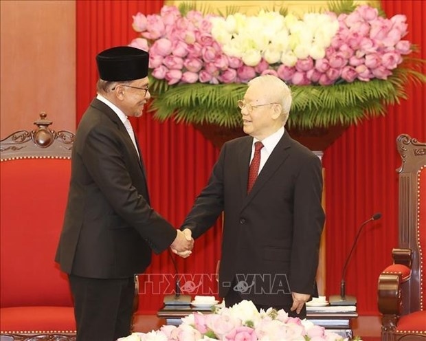 Party General Secretary Nguyen Phu Trong (R) and Malaysian Prime Minister Anwar Ibrahim 