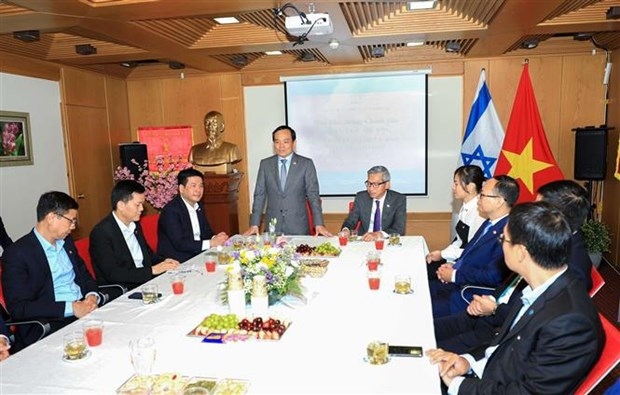 Deputy Prime Minister Tran Luu Quang talks with Vietnamese Embassy staff in Israel. (Photo: VNA)