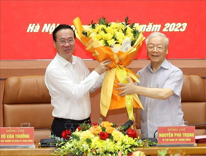 Party General Secretary Nguyen Phu Trong (R), who is secretary of the Central Military Commission, congratulates State President Vo Van Thuong on his appointment to join the standing board of the commission. (Photo: VNA)
