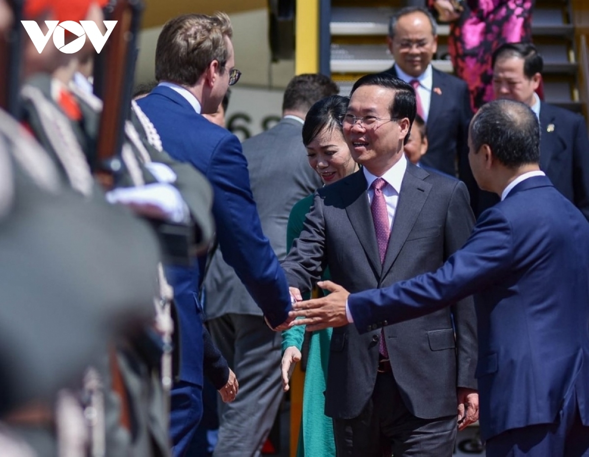 Leaders of Austrian relevant agencies welcome President Vo Van Thuong, his wife and delegation at the airport.