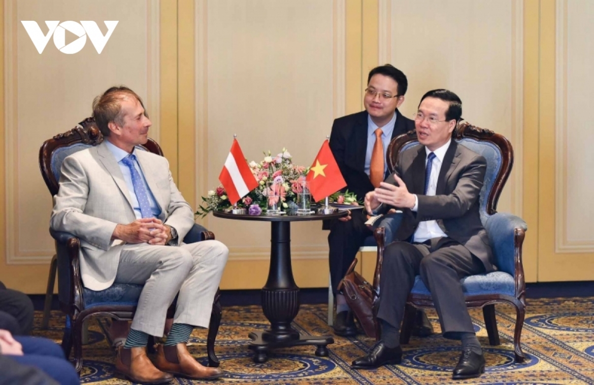  President Vo Van Thuong Thuong (R) receives Prof. Dr Alfred Gerstl, Chairman of the Austria - Vietnam Friendship Association