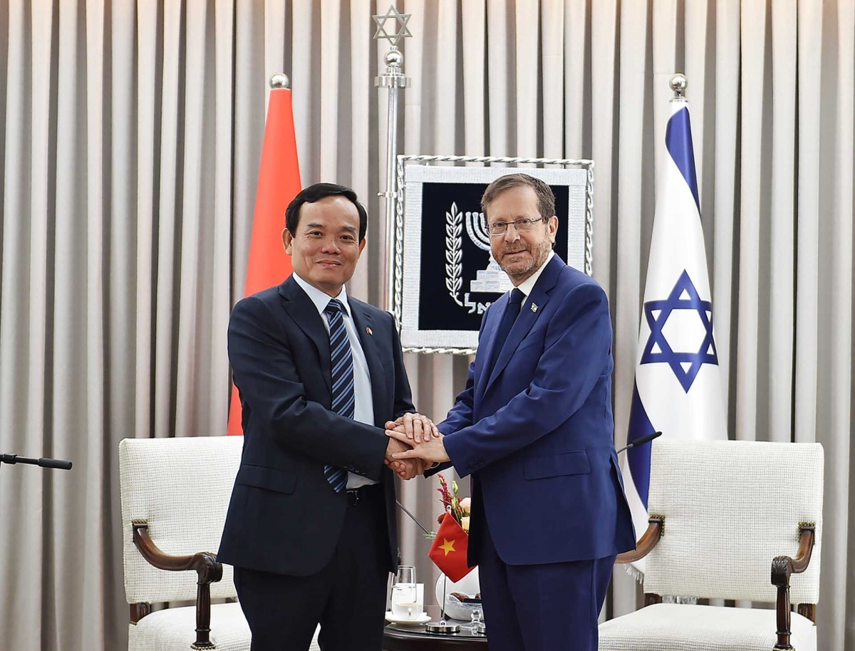 Vietnamese Deputy Prime Minister Tran Luu Quang (L) shaking hands with Israeli President Isaac Herzog, during his current visit to Israel. (Photo: VGP)