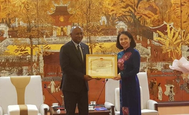 Vice Chairwoman of the Hanoi People’s Committee Vu Thu Ha presents a certificate of merit to Assistant Director-General UNESCO Firmin Edouard Matoko (Photo: hanoimoi.com.vn)