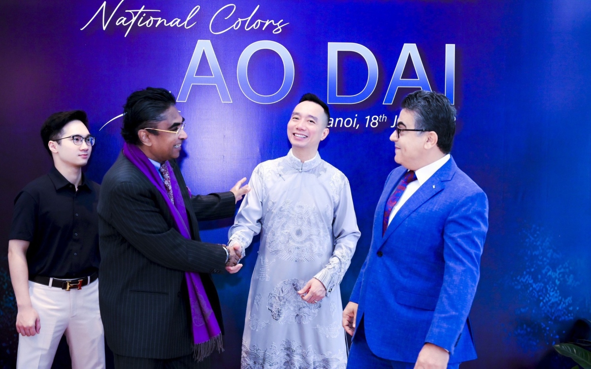 The fashion show opened with the theme of "National Colors on Ao Dai", drawing the participation of a plenty of foreign ambassadors to the nation.