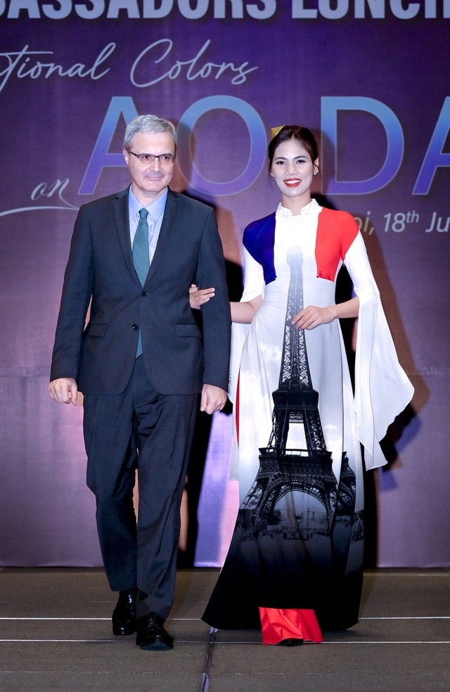 Ambassador of France to Vietnam (L),