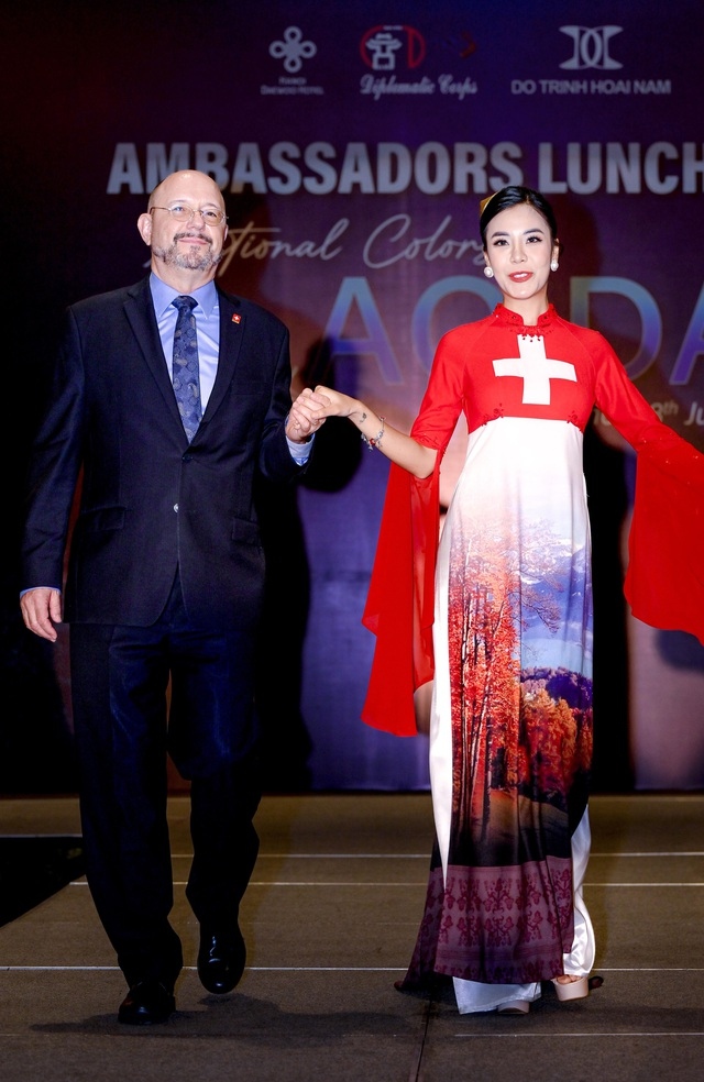 Ambassador of Switzerland to Vietnam (L),