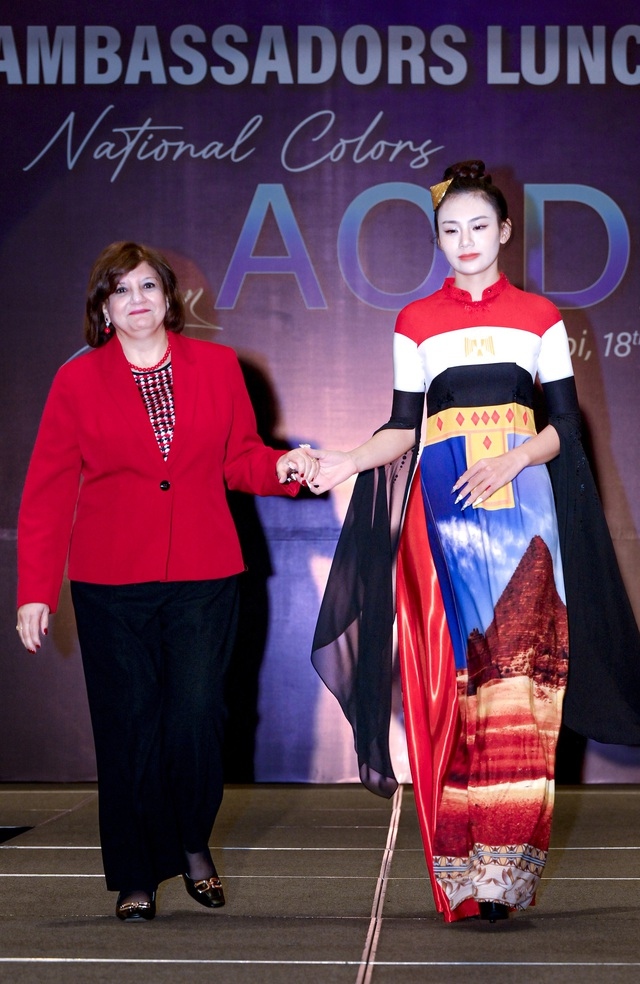 Egyptian Ambassador to Vietnam (L) models at the show.